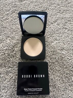 Bobbi Brown Sheer Finish Pressed Powder - Light Beige Compact soft porcelain